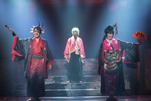 舞台「煉獄に笑う」ゲネプロより。左から崎山つばさ演じる曇芭恋、鈴木拡樹演じる石田佐吉、前島亜美演じる曇阿国。