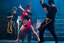 舞台「煉獄に笑う」ゲネプロより。前島亜美演じる曇阿国（中央）。