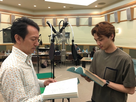 NHK-FM「青春アドベンチャー『また、桜の国で』」収録風景。左から鈴木壮麻、井上芳雄。（写真提供：NHK）