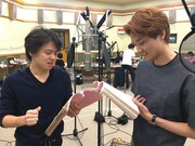 NHK-FM「青春アドベンチャー『また、桜の国で』」収録風景。左から中川晃教、井上芳雄。（写真提供：NHK）