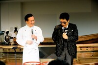 脇屋友詞シェフ（左）は大森第8中学校で鈴木雅之（右）の1学年下だった。（写真提供：EPICレコードジャパン）