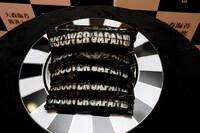 鈴木雅之のカバーアルバム「DISCOVER JAPAN III～the voice with manners～」のタイトルを刻んだ大田区の海苔。（写真提供：EPICレコードジャパン）