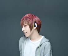 デノン「AH-C160W 蒼井翔太スペシャルエディション」を装着した蒼井翔太。