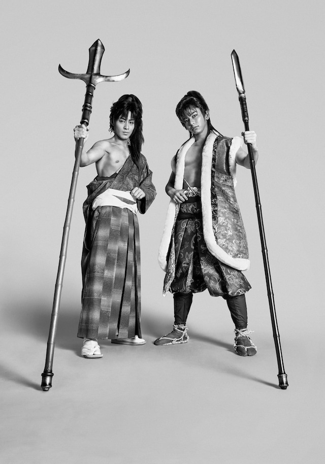 舞台「義風堂々!!」衣装ビジュアル。左から猪野広樹演じる直江兼続、鍵本輝演じる前田慶次。