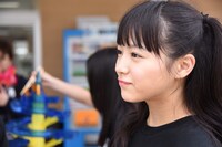 撮影できそうなメンバーを探す中山カメラマン。