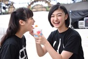 中山莉子（左）にかき氷を食べさせる小林歌穂（右）。