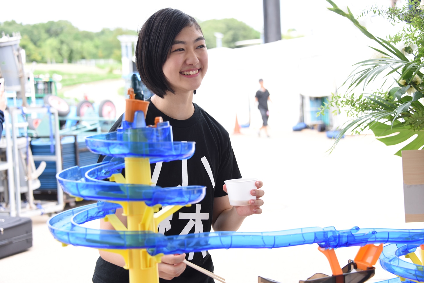 開演前のひととき、流しそうめんで夏を満喫する小林歌穂。