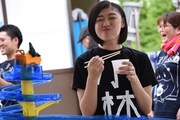 流しそうめんに大満足の小林歌穂。