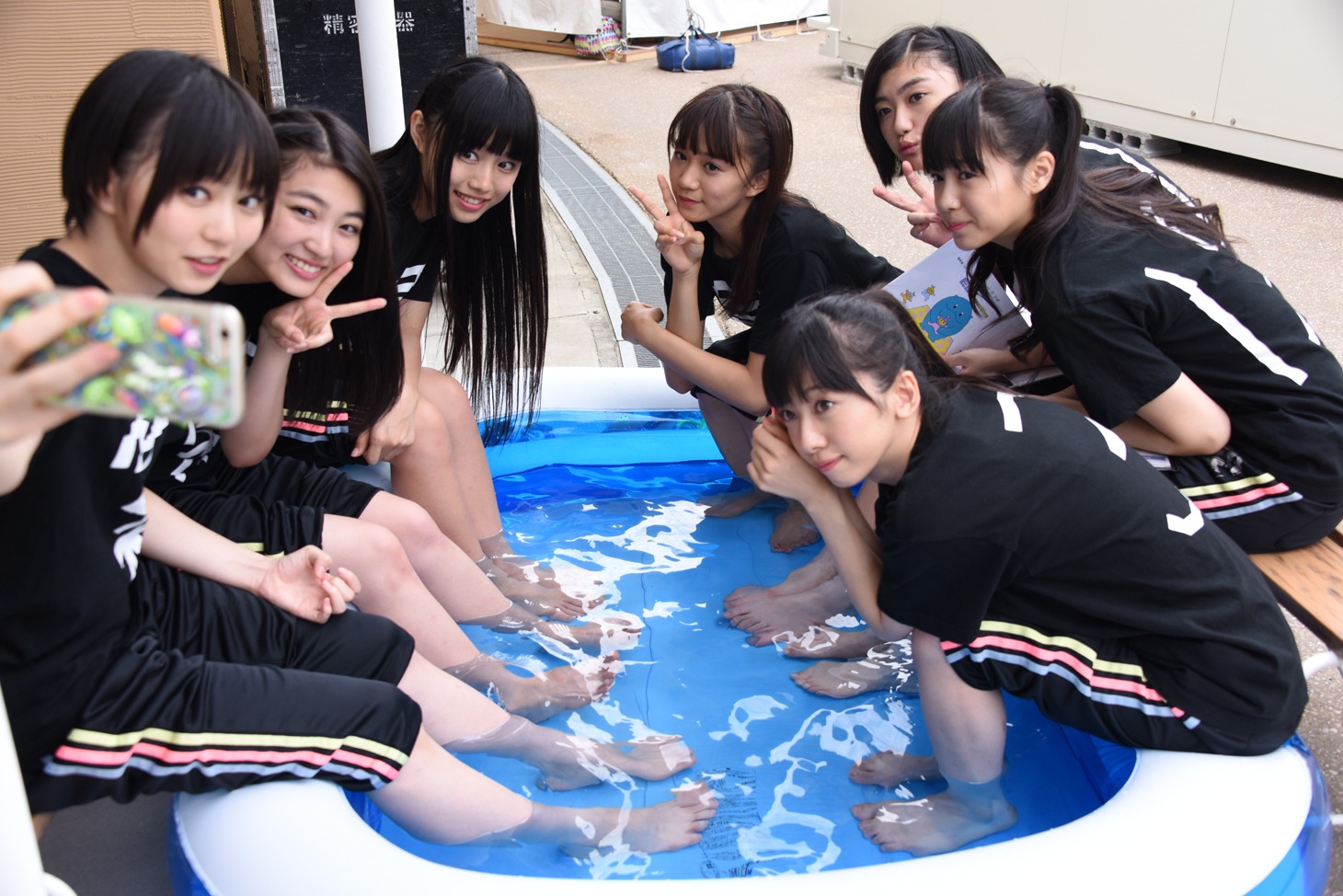 プールで涼み夏気分を満喫するエビ中。