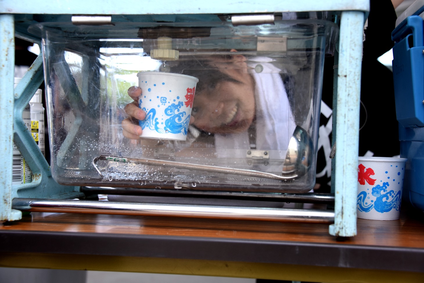 かき氷製造機と格闘する安本彩花。