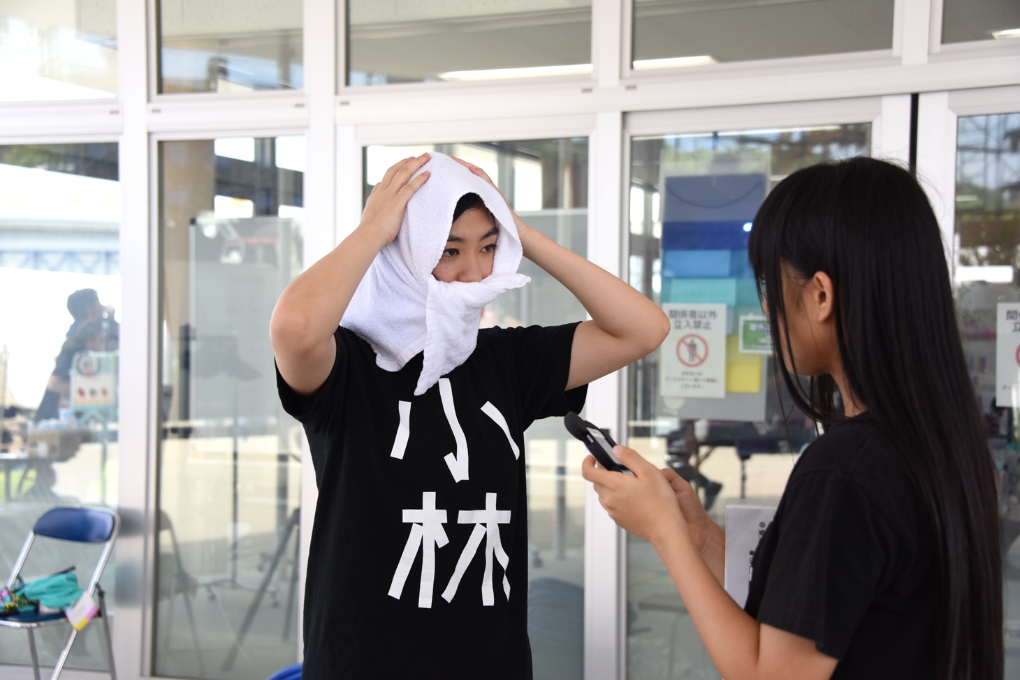 てるばやし（左）に声をかける廣田あいか（右）。