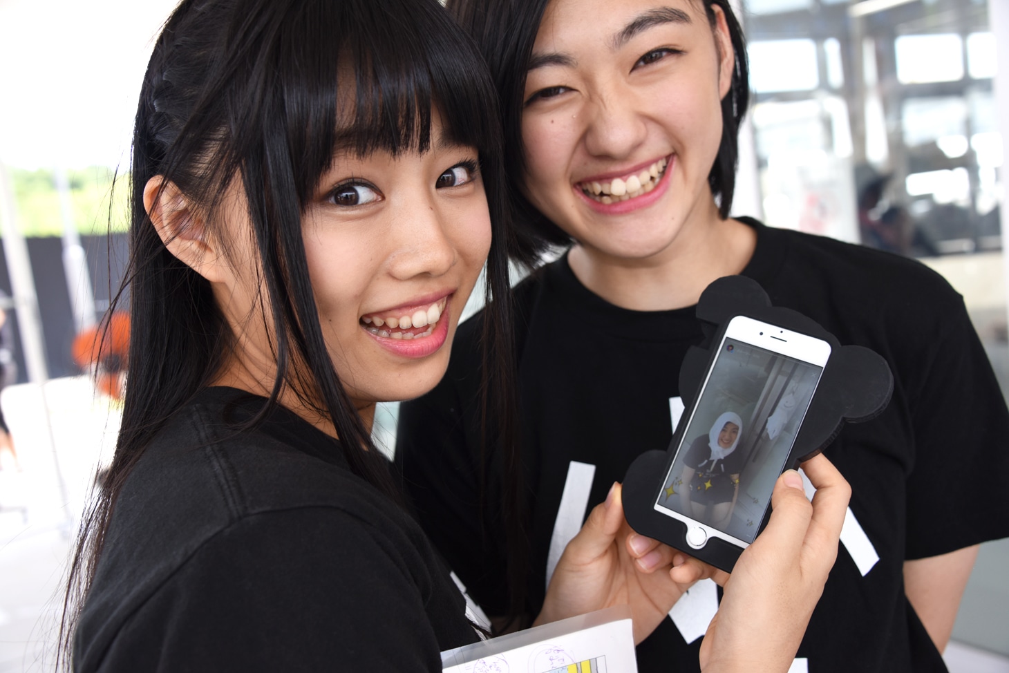 アップされたてるばやし動画を確認する廣田あいか（左）と小林歌穂（右）。