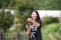 水鉄砲で遊ぶ柏木ひなた。