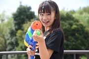 水鉄砲で遊ぶ星名美怜。