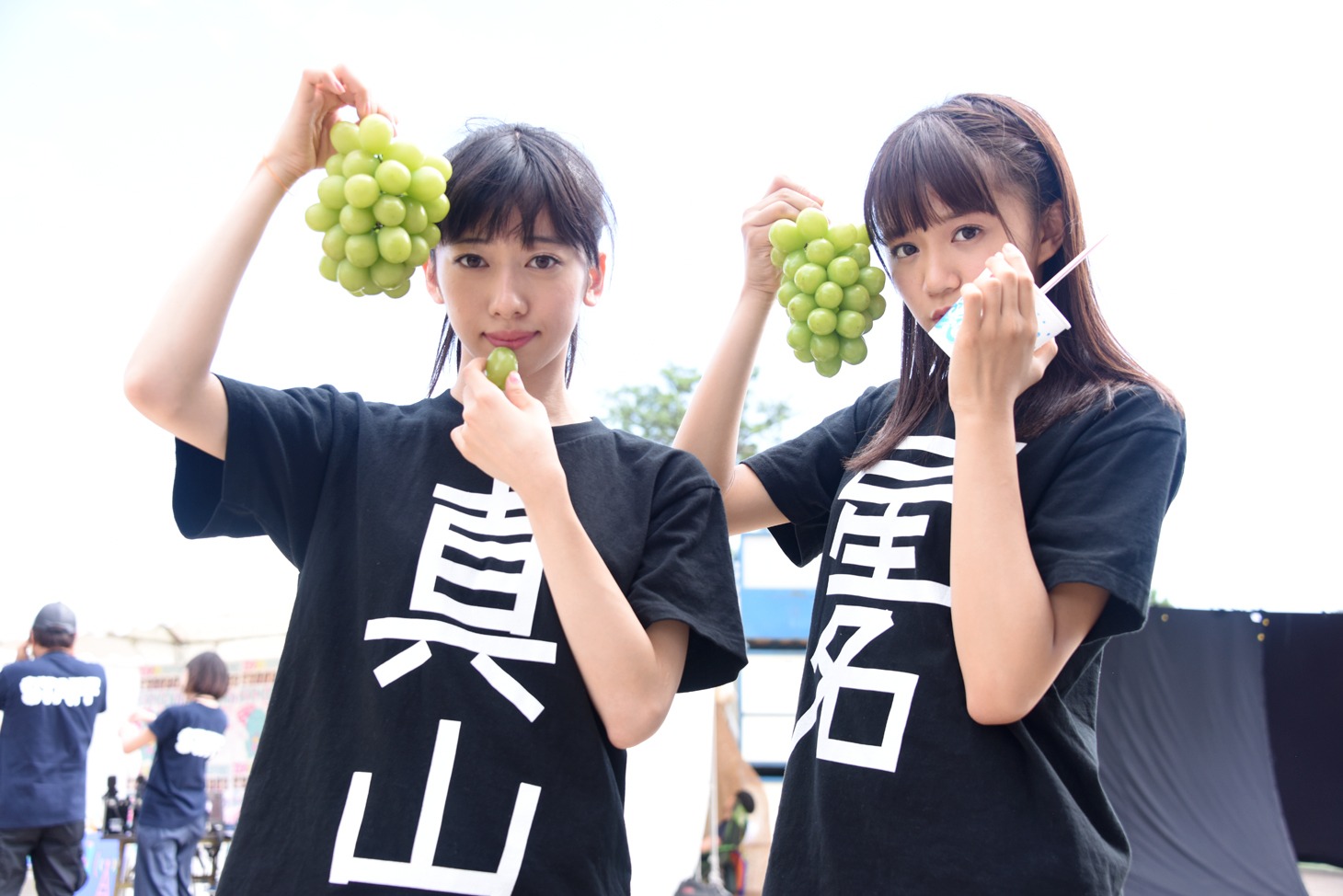 差し入れのマスカットを手になぜかアンニュイな表情の真山りか（左）と星名美怜（右）。