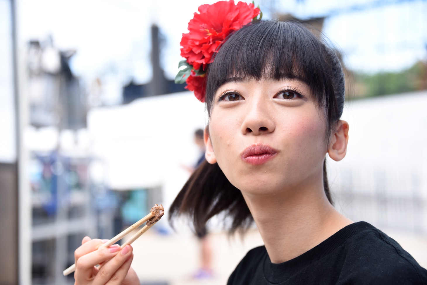 肉を頬張る真山りか。