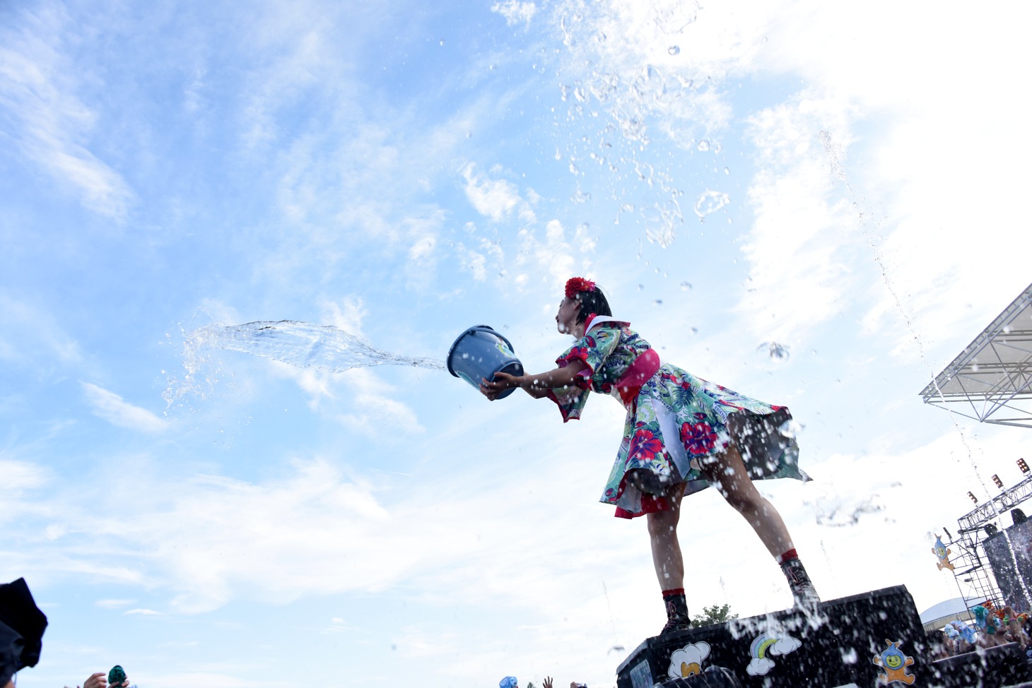 バケツの水をぶち撒ける小林歌穂。