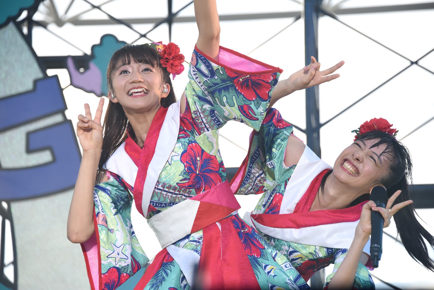 左から星名美怜、真山りか。