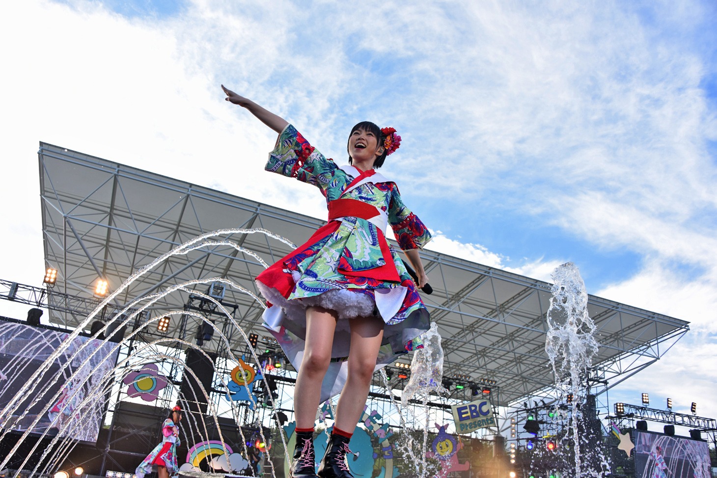 安本彩花