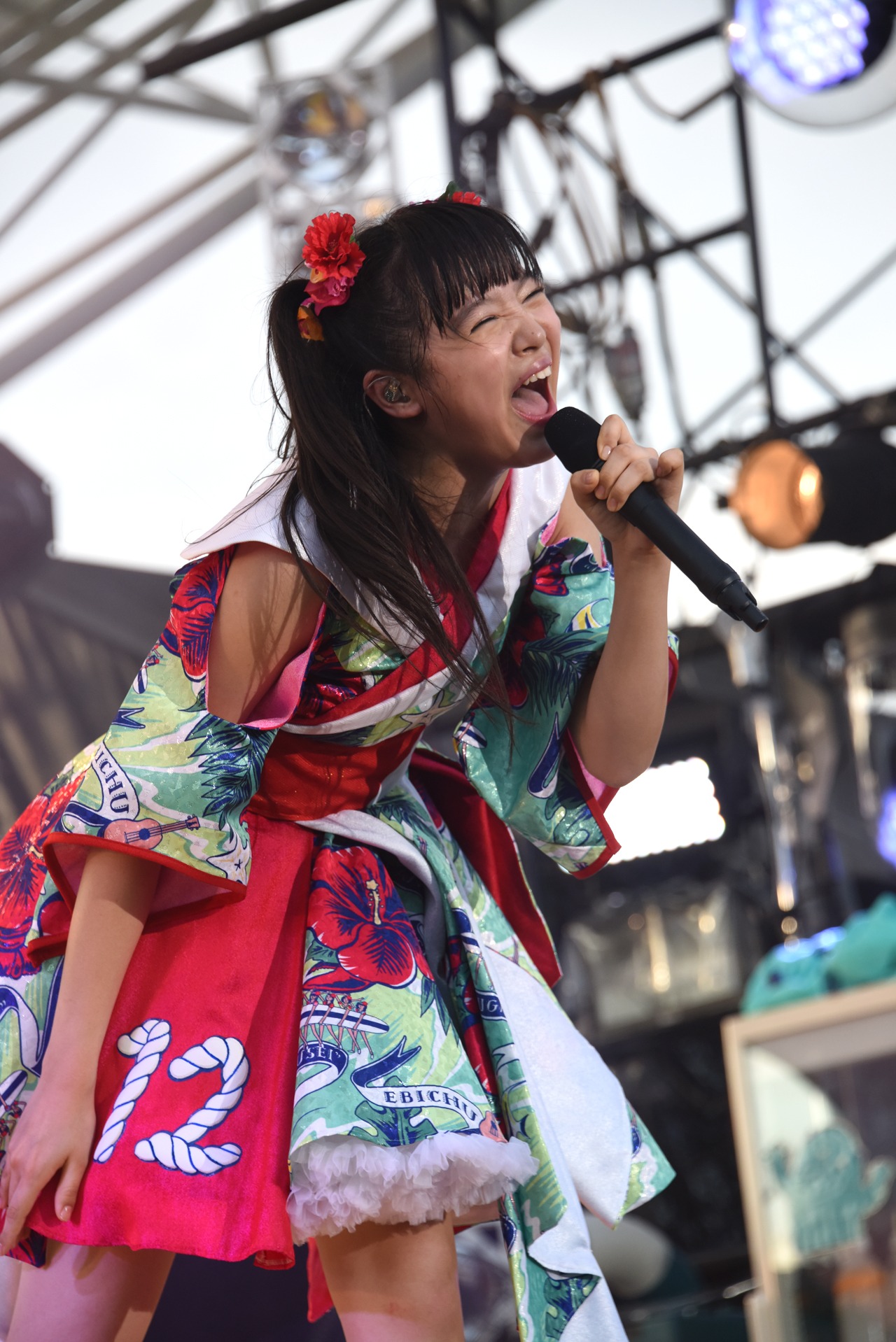 ニューシングルの情報を発表する中山莉子。