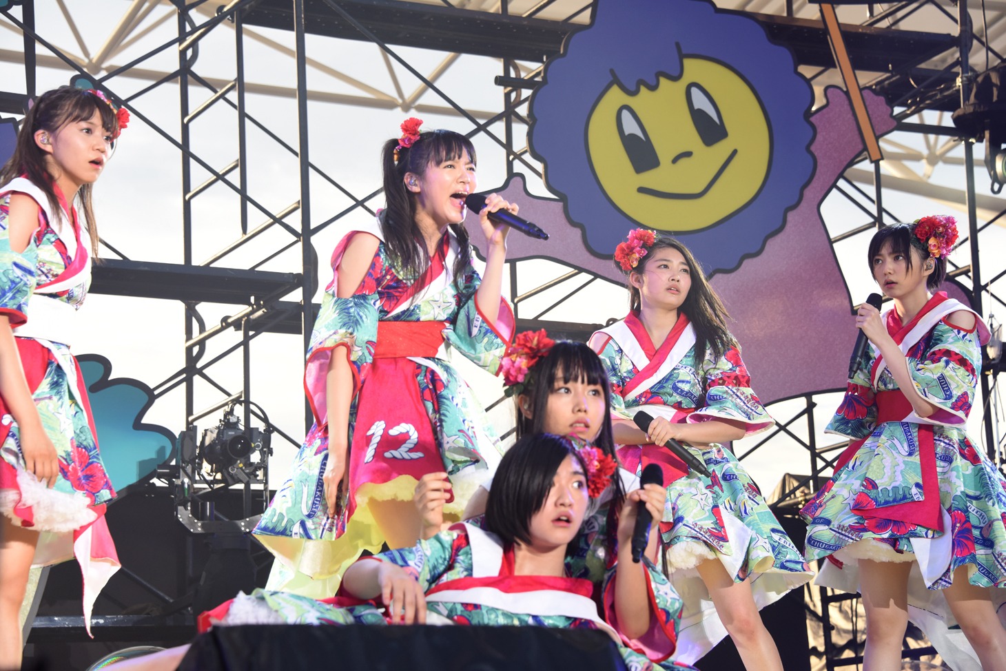 「サドンデス」で2度のダンスバトルに挑んだエビ中。