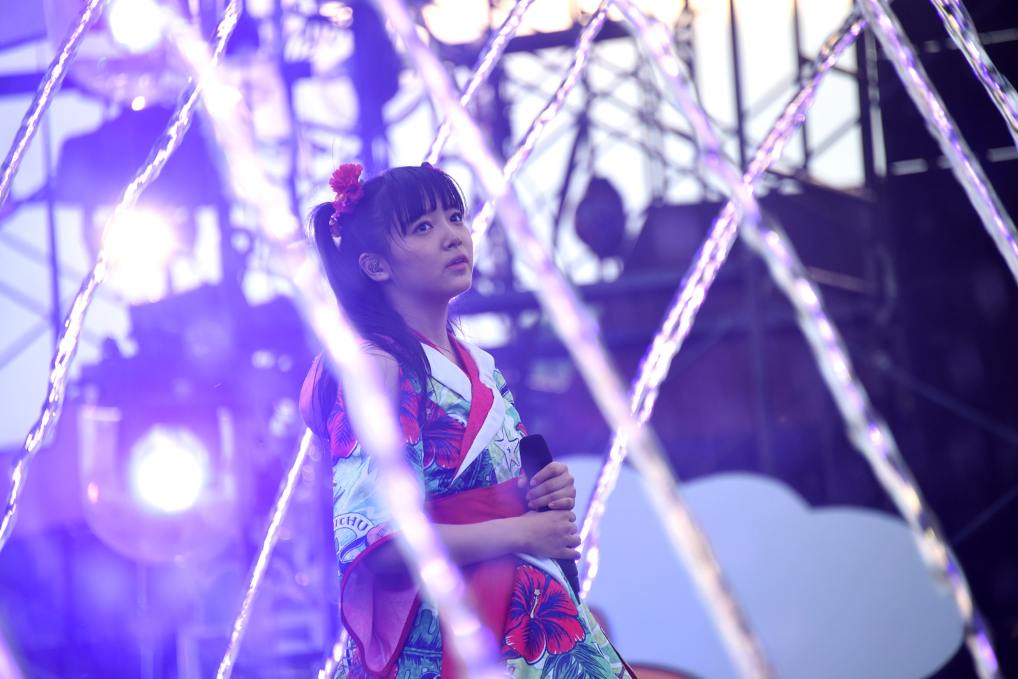 水のアーチをくぐる中山莉子。