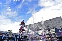 水のアーチが作られた花道。