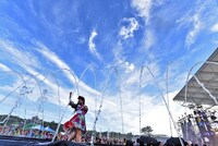 水のアーチをくぐる廣田あいか。