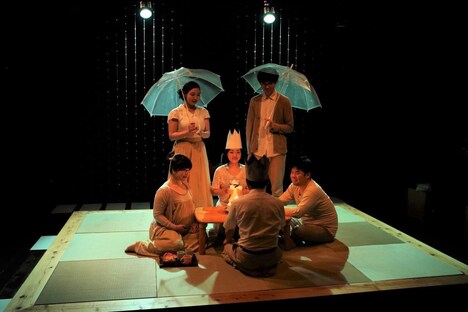 青☆組「雨と猫といくつかの嘘」より。（撮影：伊藤華織）