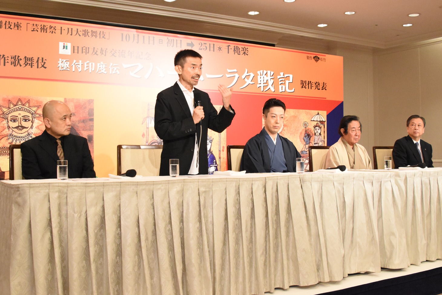 左から青木豪、宮城聰、尾上菊之助、尾上菊五郎、安孫子正副社長。
