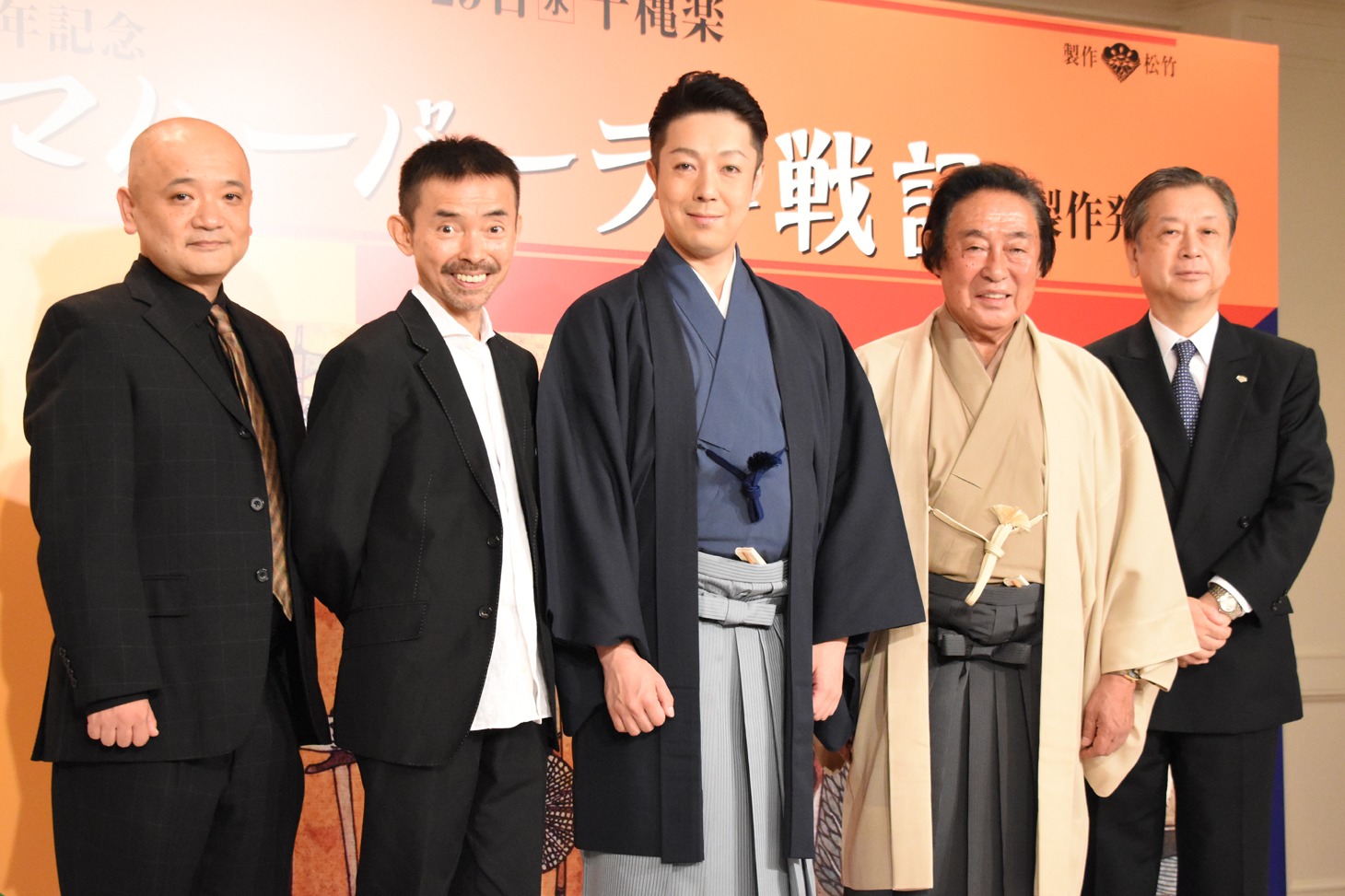 新作歌舞伎「極付印度伝 マハーバーラタ戦記」製作発表会見より。左から青木豪、宮城聰、尾上菊之助、尾上菊五郎、安孫子正副社長。