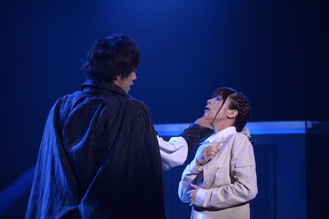 信長の“顎クイ”。左から小笠原健演じる織田信長、早乃香織演じる水崎舞。
