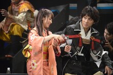 左から早乃香織演じる水崎舞、小笠原健演じる織田信長。