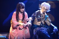 左から早乃香織演じる水崎舞、原嶋元久演じる毛利元就。