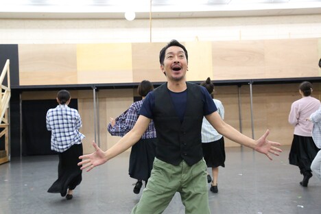 「ミュージカル・コメディ『パジャマゲーム』」稽古場より。（撮影：花井智子）