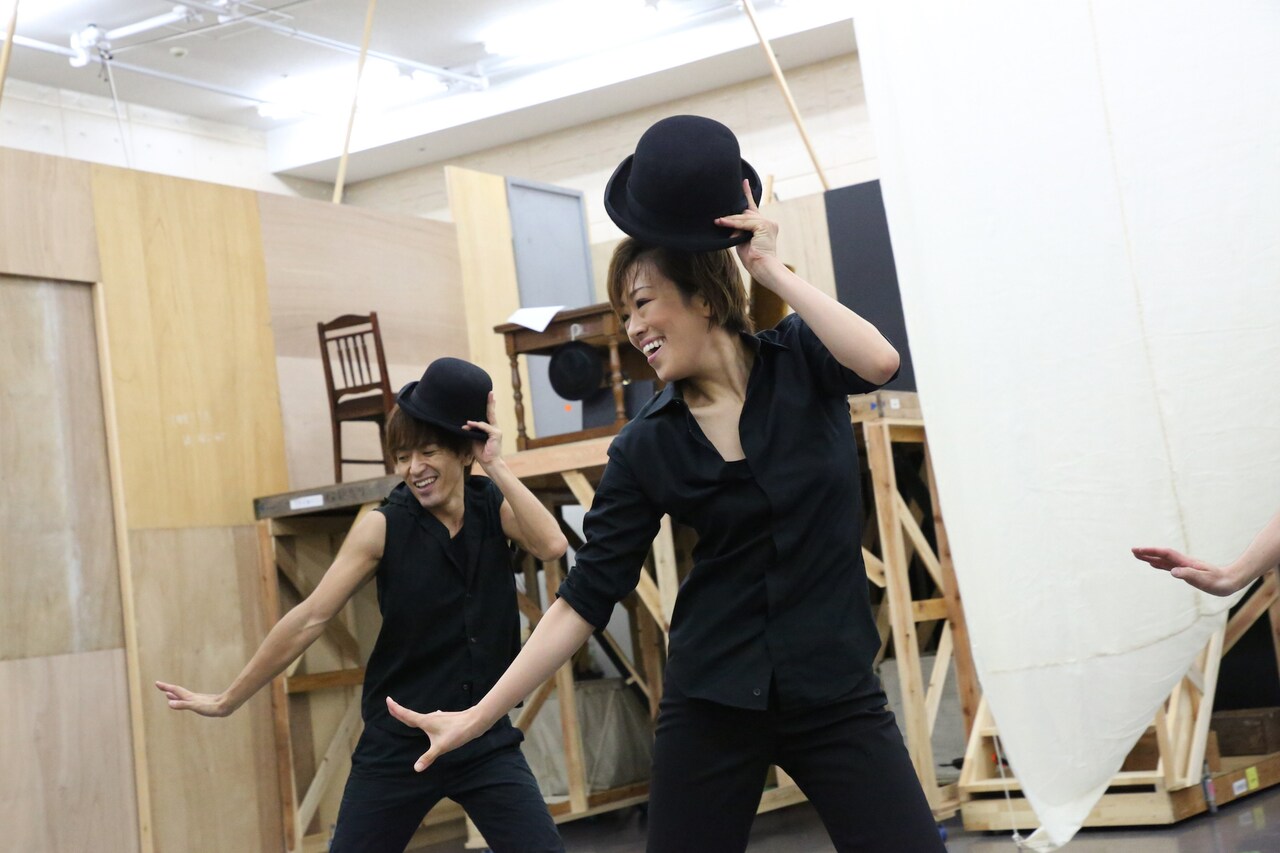 「パジャマゲーム」稽古場公開、トム・サザーランド「革命的な作品に」