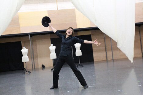 「ミュージカル・コメディ『パジャマゲーム』」稽古場より。（撮影：花井智子）