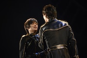 「メサイア ―悠久乃刻―」ゲネプロより、左から長江崚行演じる御池万夜、山沖勇輝演じる柚木小太郎。