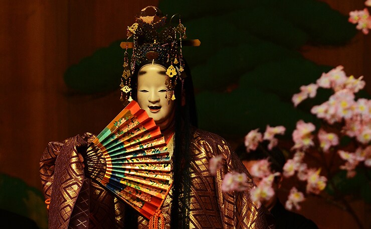 身延山で湯葉料理と能鑑賞を楽しむ