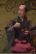 ミュージカル「『しゃばけ』弐 ～空のビードロ・畳紙～」ゲネプロより、朝倉伸二演じる徳次郎。（撮影：鏡田伸幸）