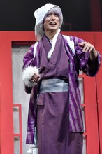 ミュージカル「『しゃばけ』弐 ～空のビードロ・畳紙～」ゲネプロより、福井将太演じる守狐。（撮影：鏡田伸幸）