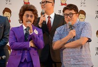 前列左から安田顕、福田雄一。