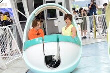 アトラクションに乗る矢田悠祐（左）、青柳塁斗（右）。