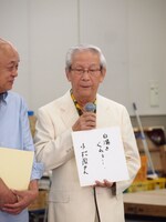 自分の好きなセリフを紹介する小松政夫。