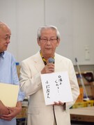 自分の好きなセリフを紹介する小松政夫。