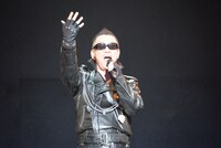 「愛をとりもどせ!!」を歌うムッシュ吉崎（クリスタルキング）。