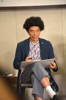 頭の中のイメージを絵に描く片桐仁。