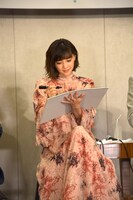 頭の中のイメージを絵に描く倉科カナ。