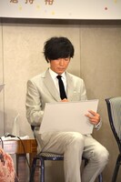 頭の中のイメージを絵に描く田辺誠一。