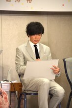 頭の中のイメージを絵に描く田辺誠一。